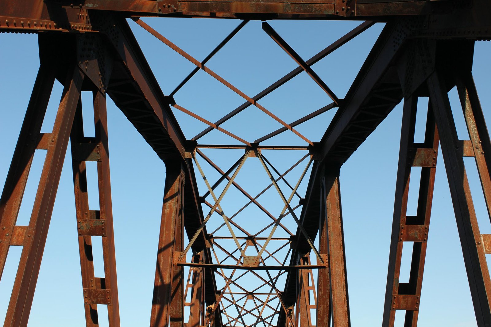 Upper lateral bracing